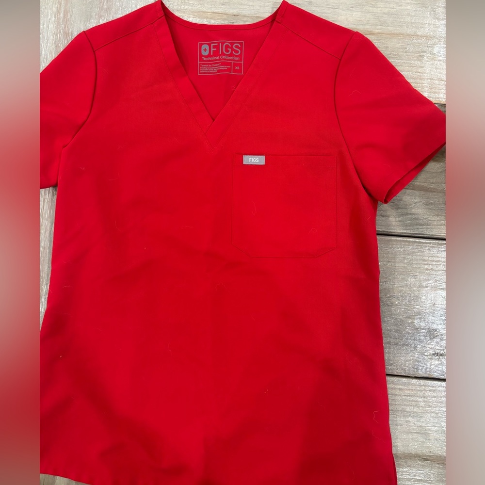 Women’s Figs “winning red” Catarina one pocket scrub top size XS